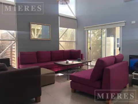 Casa en Alquiler Temporal en El Cantón - Barrio Golf, USD 2.800
