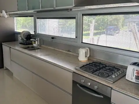 Casa en Alquiler con 7 cocheras