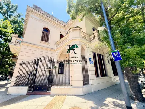 CASA DE ESTILO 4 DORMITORIOS. COCHERA Y TERRAZA