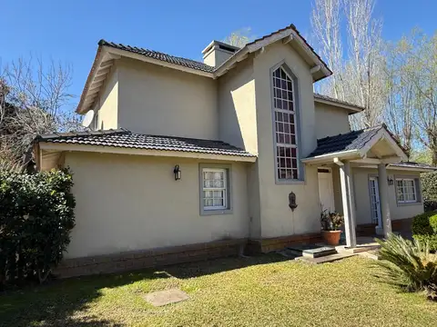 BARRIO FINCAS DE MASCHWITZ    VENTA CASA LOTE UBICACION CENTRAL,  EXCELENTE PARQUIZACION