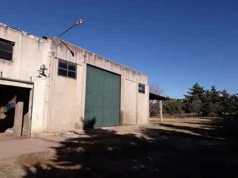 Galpones grandes, predio amplio - Alta Gracia