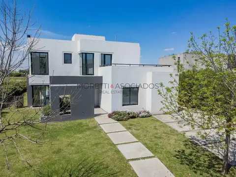 Casa Al Golf en venta- 226 m2 -En Canton Golf- excelente construccion