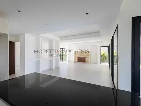 Casa 6 ambientes con 4 baños