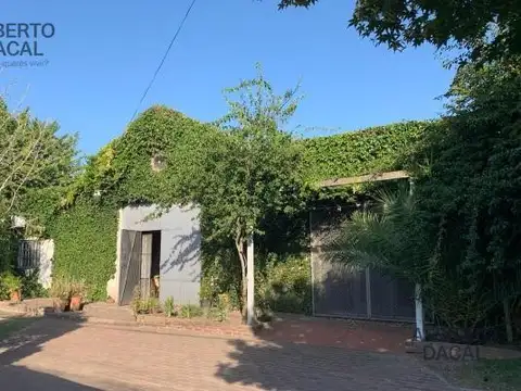 Importante propiedad en venta con Casa / Galpon Villa Castells - Manuel B Gonnet Lote 40x70