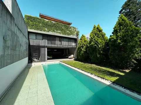 Casa de diseño con 3 dormitorios con 2 cocheras, jardín y pileta