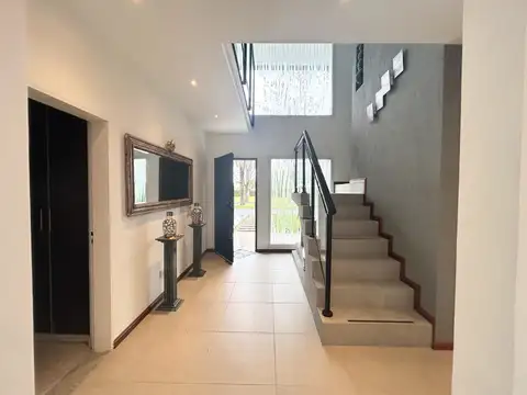 Casa 5 ambientes con 4 baños