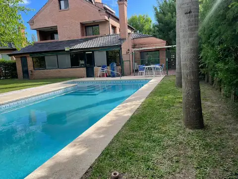 Casa en Venta con 2 cocheras