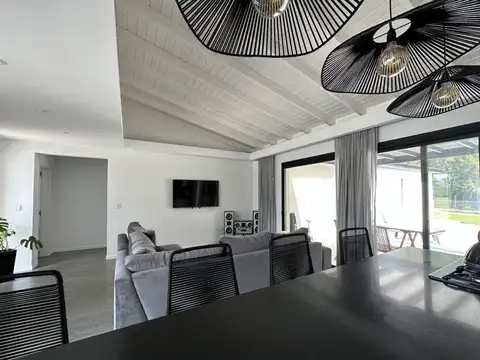 Casa 4 ambientes con 2 baños