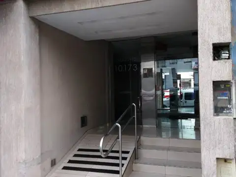 Departamento mono ambiente con balcón al Contra frente