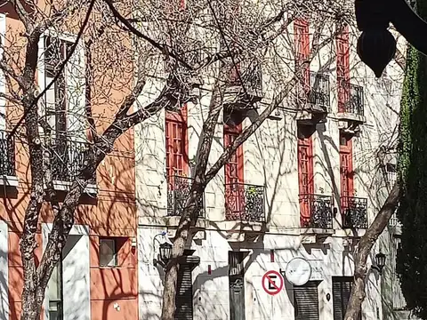 Edificio histórico 850 m2  San Telmo 15 de frente 3 plantas Balcarce y Chile