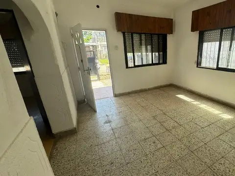 CASA EN ALQUILER - ADOLFO SOURDEAUX