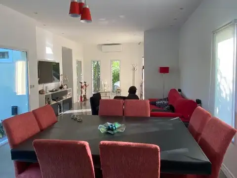 Casa en Alquiler con 4 cocheras