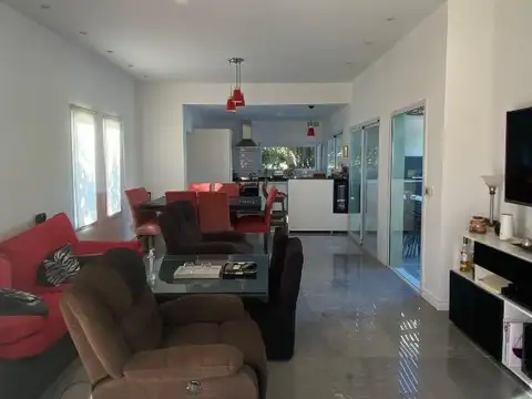 Casa 5 ambientes con 3 baños
