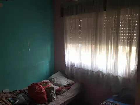 EN VENTA CASA AMERICANA DE 3 AMBIENTES ZONA MORON / HAEDO, CUENTA CON ENTRADA DE AUTO - FICHA 6711