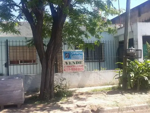 EN VENTA CASA AMERICANA DE 3 AMBIENTES ZONA MORON / HAEDO, CUENTA CON ENTRADA DE AUTO - FICHA 6711