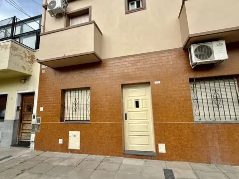 Alquiler de Departamento Tipo Casa de 2 Ambientes con Patio y Lavadero ? Flores