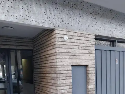 AMPLIO Y LUMINOSO DEPTO DE 3 AMBIENTES CON BALCÓN Y COCHERA