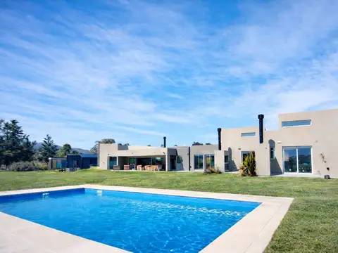 Venta casa categoría + 2 deptos B° Punto Claro  