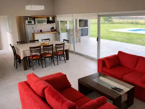 Venta casa categoría + 2 deptos B° Punto Claro