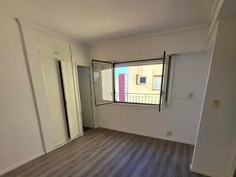 1 amb frente con balcon