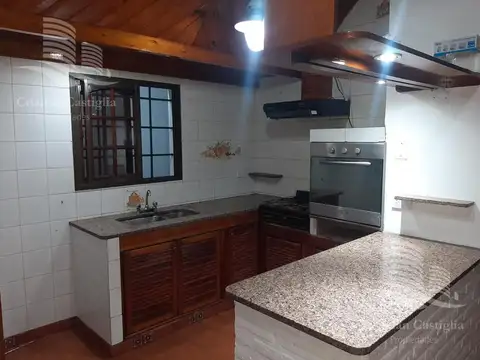 Casa 4 ambientes con 2 baños
