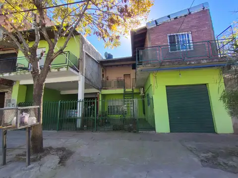 CASA DE 3 DORMITORIOS + LOCAL + 4 DEPTOS MONOAMBIENTES