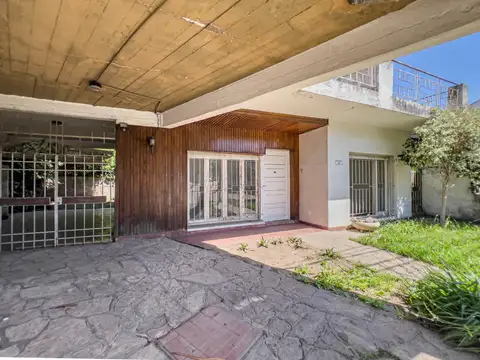 CASA 5 AMBIENTES (3 DORMITORIOS MAS UN ESCRITORIO)2 COCHERAS