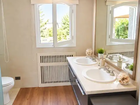 Casa de categoría-4 dorm en venta Gllén-parquizado