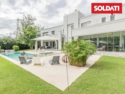 Excelente casa en  venta/alquiler con muebles. 5 suites. Piscina. Golf