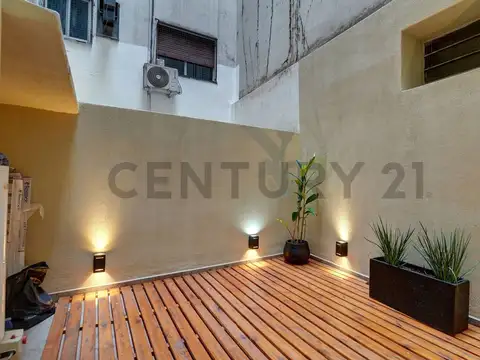 VENTA - Departamento  3 ambientes  reciclado con patio y balcón en Recoleta