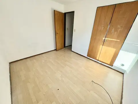 Triplex 4 ambientes a reciclar. Excelente ubicación.