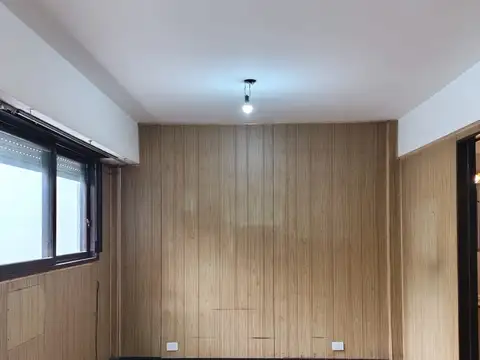 REGIO AMBIENTE DIVISIBLE LUMINOSO – CON BALCON – BUEN ESTADO – MUY BUENA UBICACIÓN 