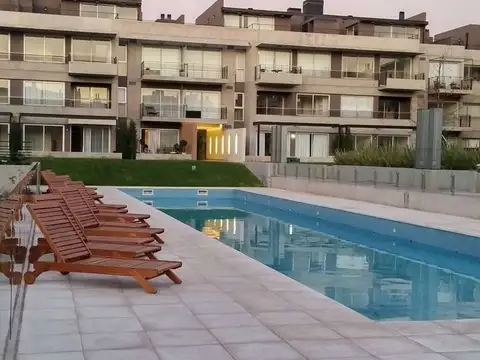 *EXCEL. DEPTO. MONOAMBIENTE CON BALCÓN AL FRENTE Y COCHERA CUBIERTA