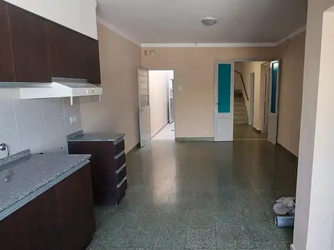 Casa 7 ambientes con 2 baños