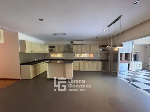 Casa en Alquiler con 9 cocheras