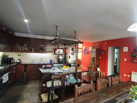 Excelente casa de 5 ambientes con patio con pileta, cochera y quincho