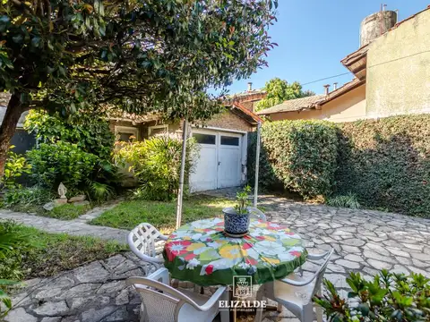 Carlos Casares y Av. Libertador - Casa con jardin - Ubicacion inmejorable a Refaccionar - Venta