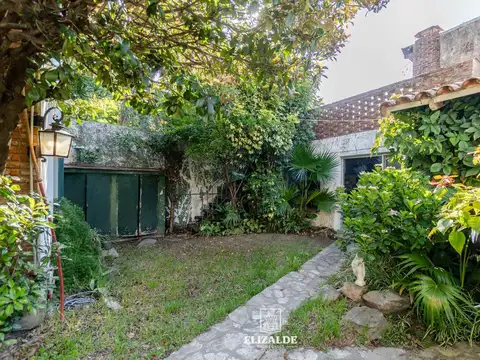 Carlos Casares y Av. Libertador - Casa con jardin - Ubicacion inmejorable a Refaccionar - Venta