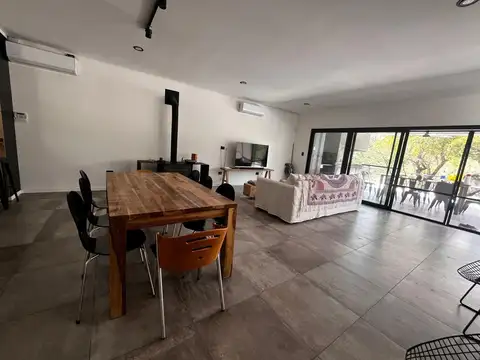 Casa 4 ambientes con 2 baños