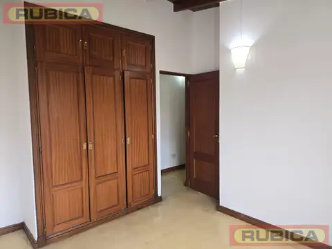 Casa en Venta con 3 cocheras