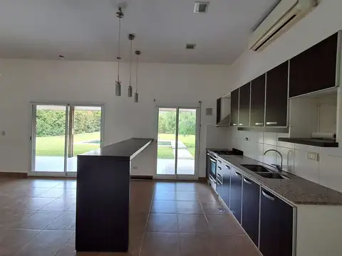 Casa en Venta con 4 cocheras