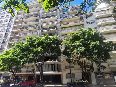 Callao al 2000 Piso 7 Superf: 203 m2. 5 ambientes 3 dormit (1 en suite con ves) 3 baños (2 completos ) Toilette). Escritorio. Cochera. Balcón corrido con vista espectacular. Cocina grande. Comedor diario. Lavadero. Seguridad 24 hs por Tótem. Losa radiante