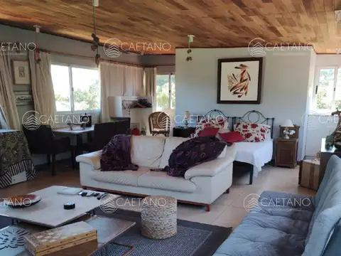 Hermosa casa de  2 niveles, con amplios espacios.