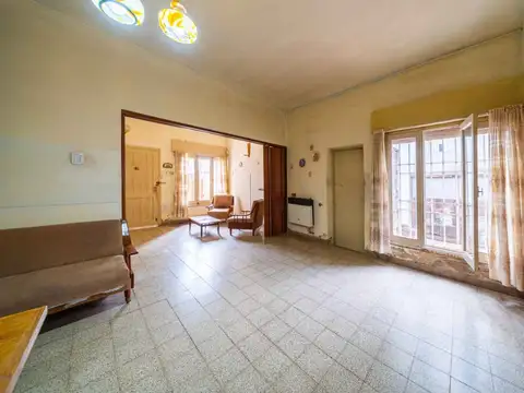 Casa 7 ambientes con 2 baños