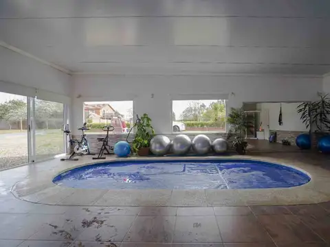 Alquilo local gimnasio con piscina climatizada