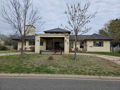 VENTA CASA 3 DORM PILETA  BARRIO MONET CARDALES 