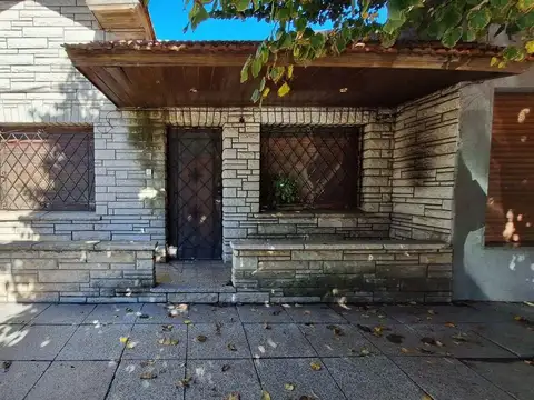 VENTA CASA CON GALPÓN Y LOCAL A RECICLAR