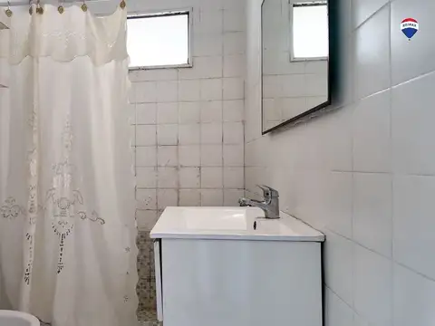 Departamento de 2 amb. al frente . Av. Mitre