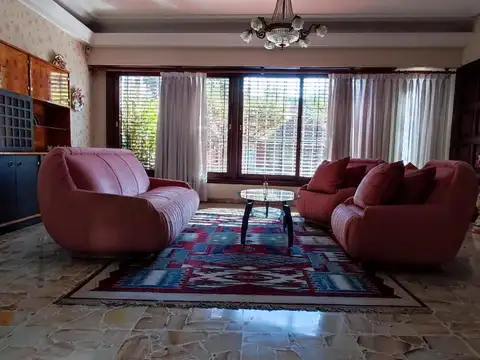 Casa en Venta con 3 cocheras