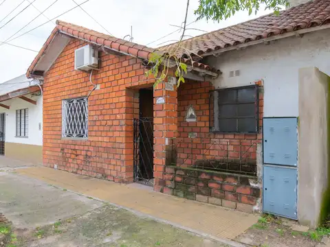 VENTA CASA 4 AMBIENTES, MORON PATIO APTO CREDITO
